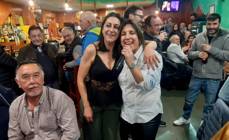 Musical y cumpleaños de la hostelera Cristina Porteiro del bar “Catro Camiños” de A Laracha