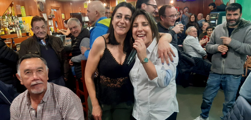 Musical y cumpleaños de la hostelera Cristina Porteiro del bar “Catro Camiños” de A Laracha