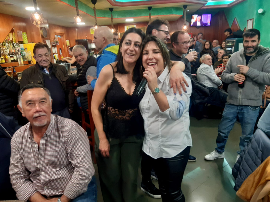 Musical y cumpleaños de la hostelera Cristina Porteiro del bar “Catro Camiños” de A Laracha