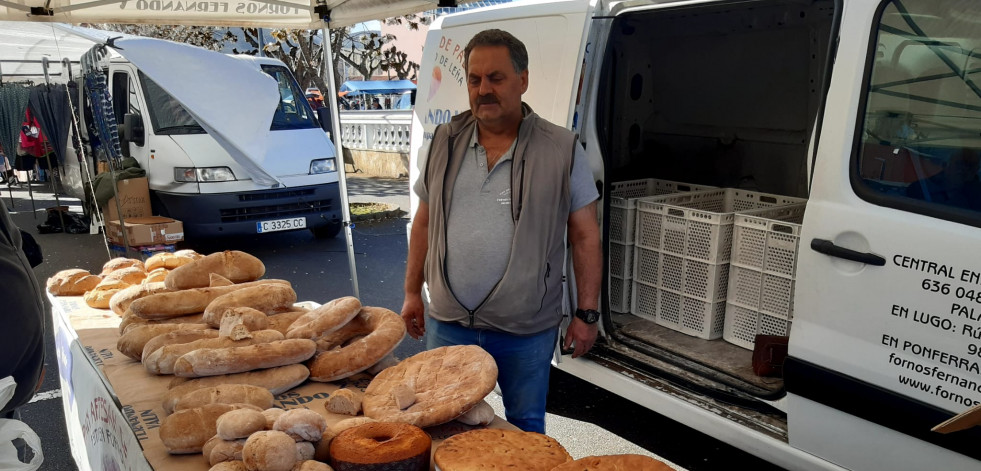 Los productos de nueva cosecha destacan en las ferias de Paiosaco y Cee