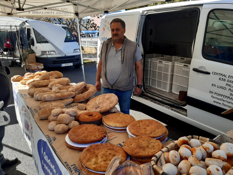 Los productos de nueva cosecha destacan en las ferias de Paiosaco y Cee