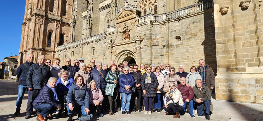 Un grupo de laracheses disfruta de una excursión por León