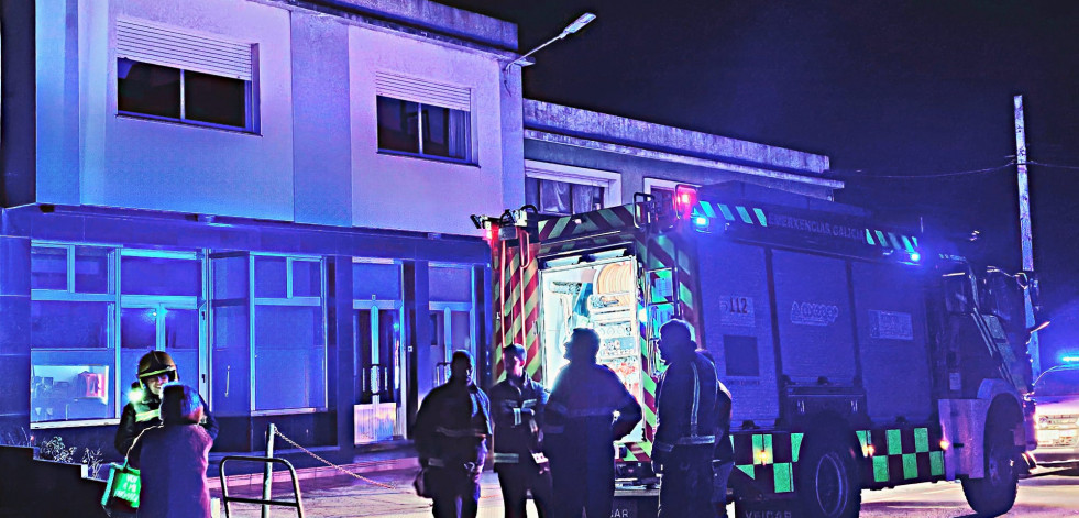 Un incendio afecta a la fachada de un edificio de Malpica