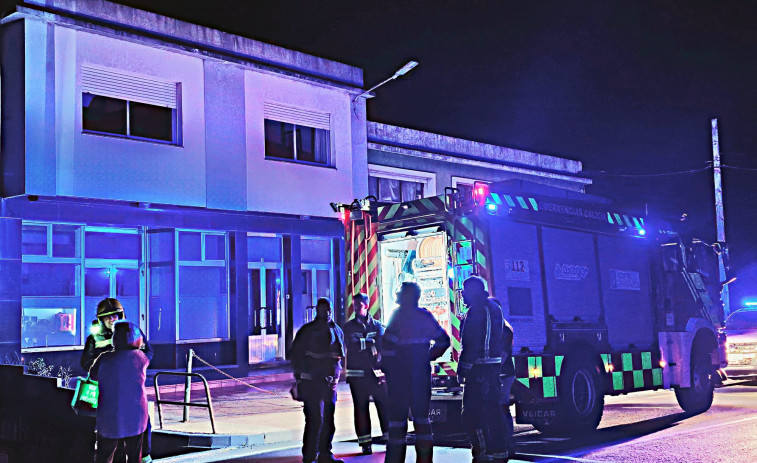 Un incendio afecta a la fachada de un edificio de Malpica