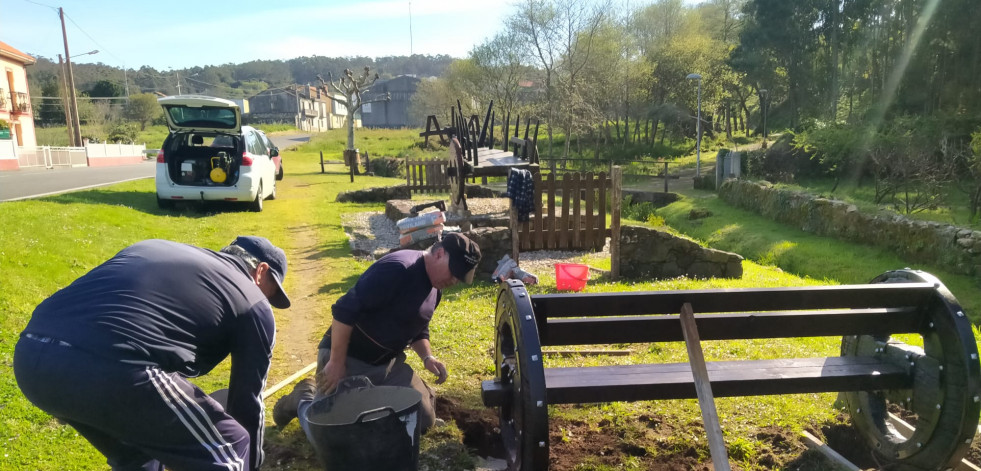 La asociación de vecinos de Corme adecenta el área recreativa de O Perillán