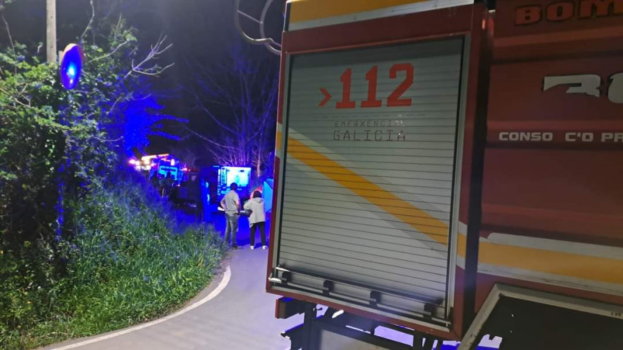 Fallece un conductor en Santa Comba tras sufrir una salida de vía y acabar volcado