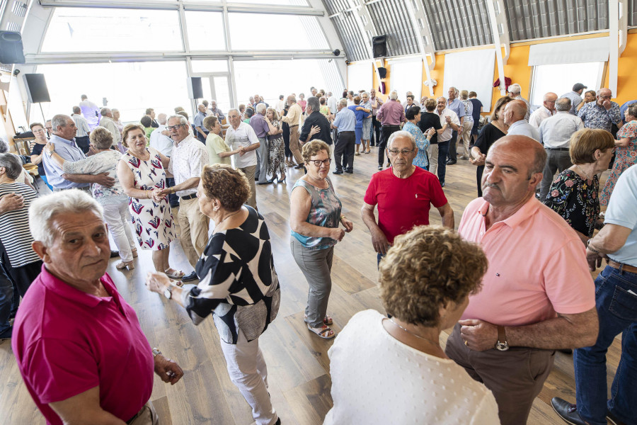 Animado domingo de baile en Carballo