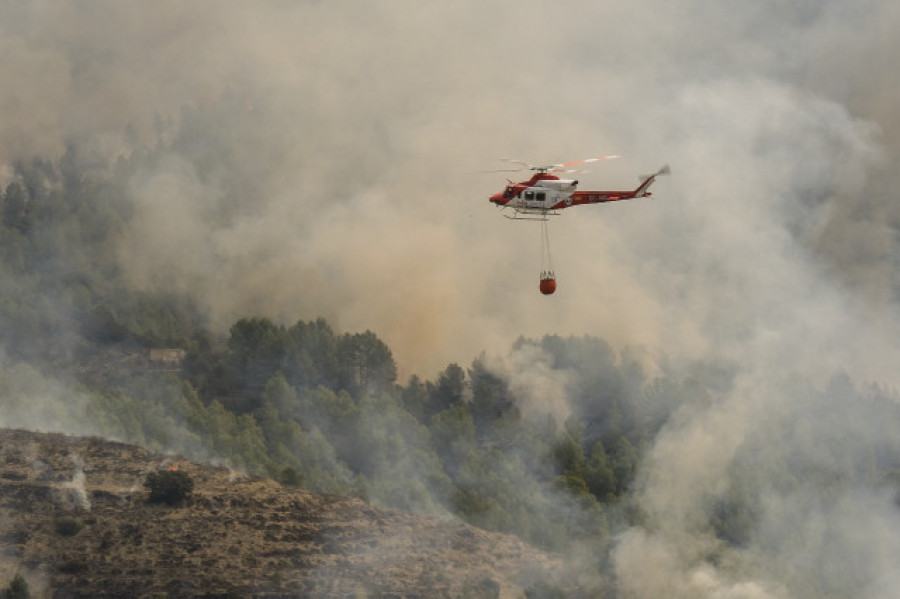 El fuego de Tárbena afecta a 600 hectáreas y desaloja a 182 vecinos