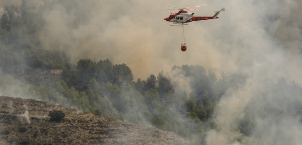 El fuego de Tárbena afecta a 600 hectáreas y desaloja a 182 vecinos
