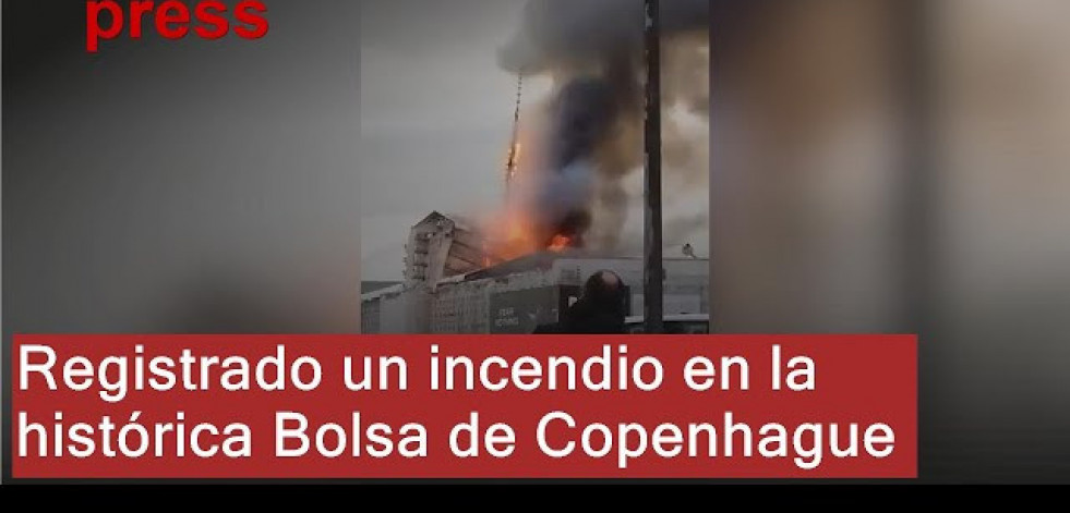 La antigua bolsa de Copenhague, envuelta en llamas por un incendio de origen desconocido