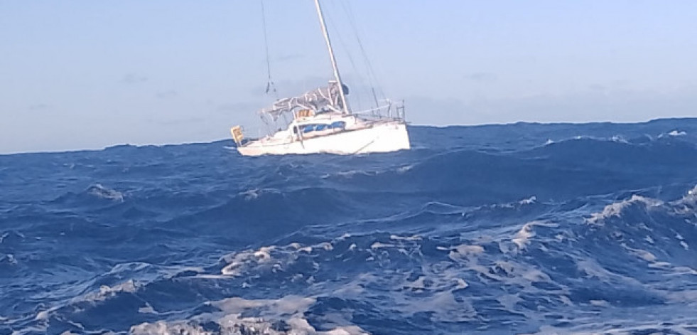 El Helimer se une en Fisterra a la búsqueda de un regatista desaparecido en alta mar