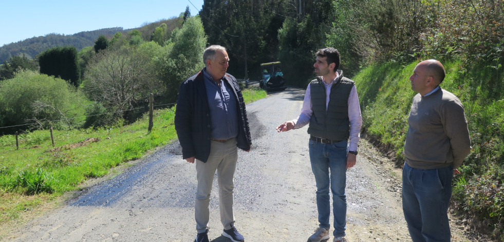 El Concello de A Laracha mejora la red viaria en Soutullo y Golmar