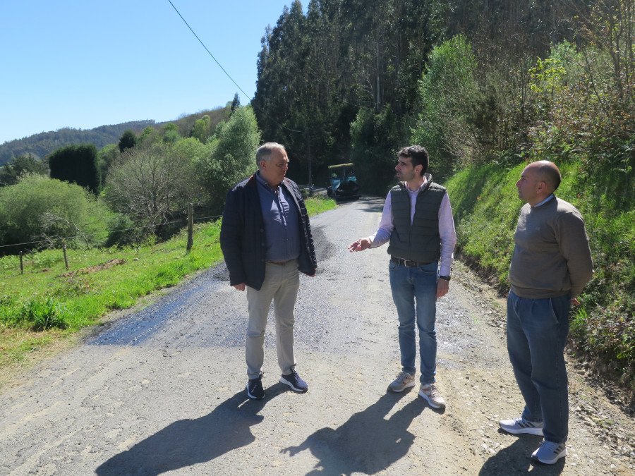 El Concello de A Laracha mejora la red viaria en Soutullo y Golmar