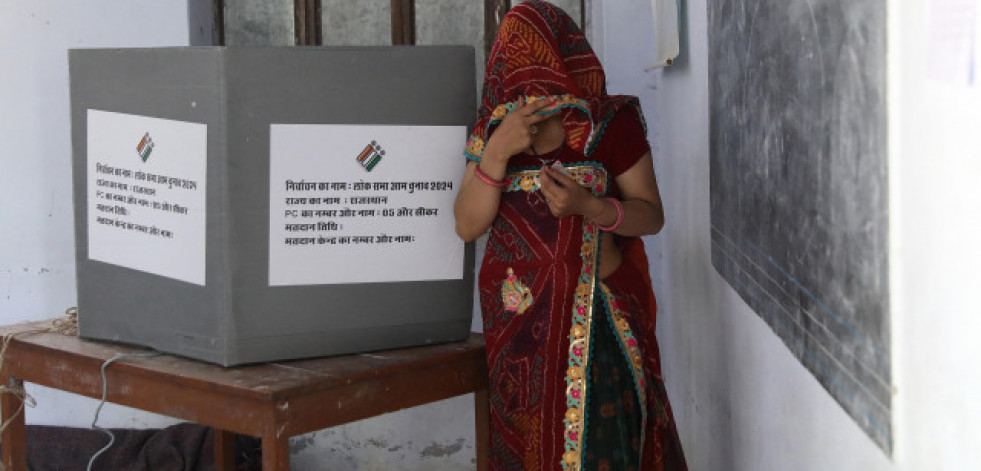 Cabinas rosa para mujeres y rebajas para aumentar el voto en las elecciones de la India