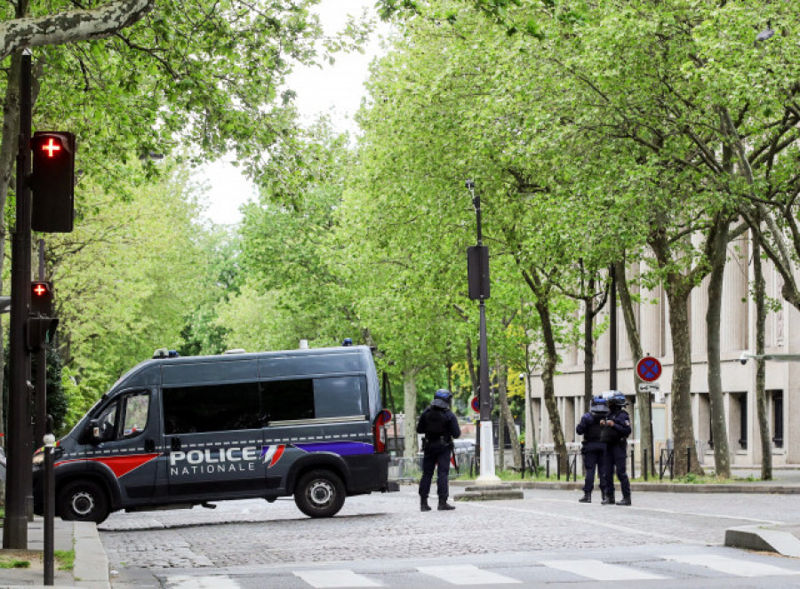 Detenido el hombre que entró en el consulado de Irán en París con falsos explosivos