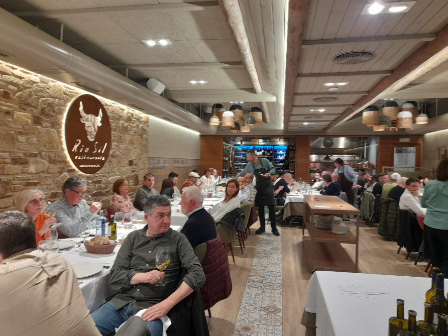 Exitosa cena de Choiva Viños en Carballo