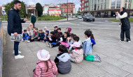 Unos 300 escolares de Carballo, en el trolebús literario