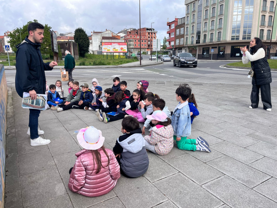 Unos 300 escolares de Carballo, en el trolebús literario