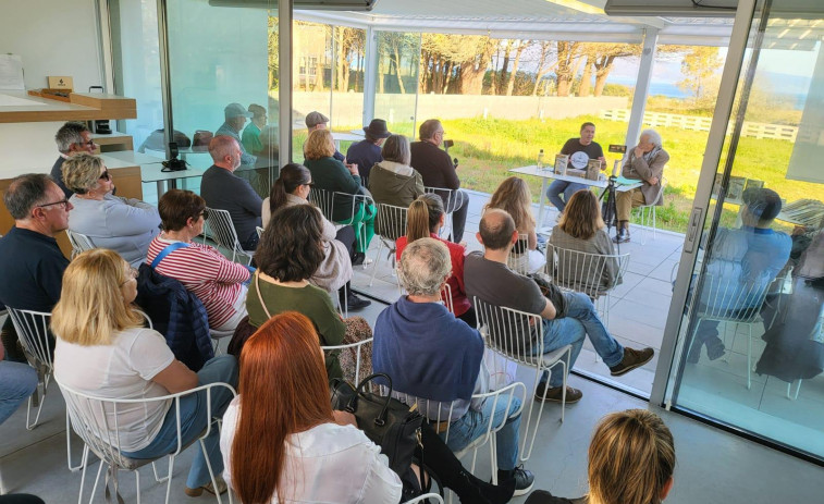 La subdelegada del Gobierno celebra el Día do Libro en el Bela Fisterra