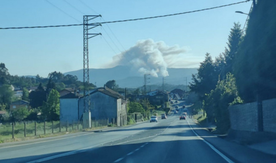El viento reactiva un incendio forestal que afectó a Barreiros   el pasado viernes