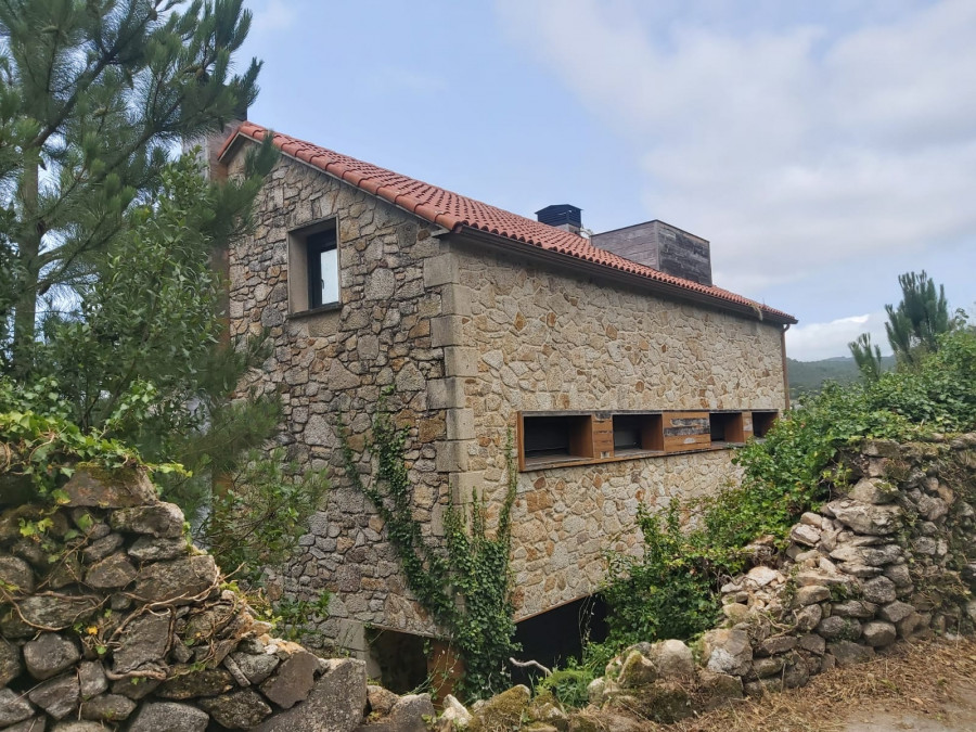 Piden más de un millón de euros por un complejo de seis viviendas con vistas a la playa de Traba