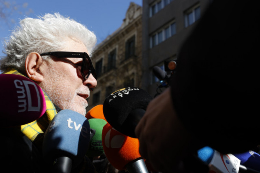 Almodóvar denuncia una campaña contra Sánchez en "connivencia" con el poder judicial