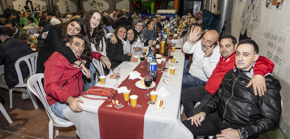 Cena de la Escola Lubiáns con la afición