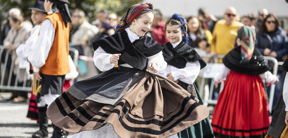 La muiñeira conquista A Laracha con más de 300 bailarines