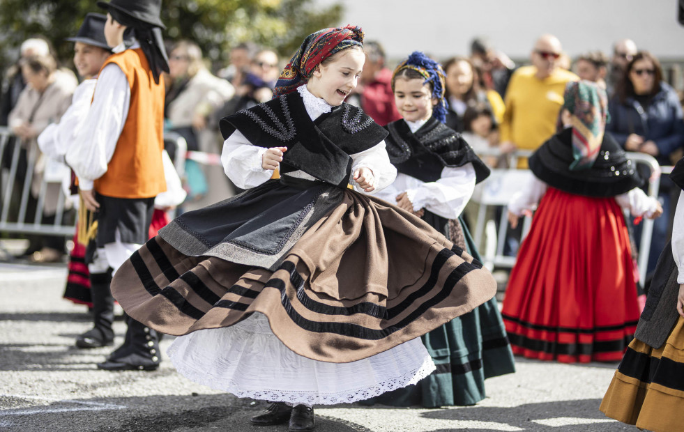 La muiñeira conquista A Laracha con más de 300 bailarines