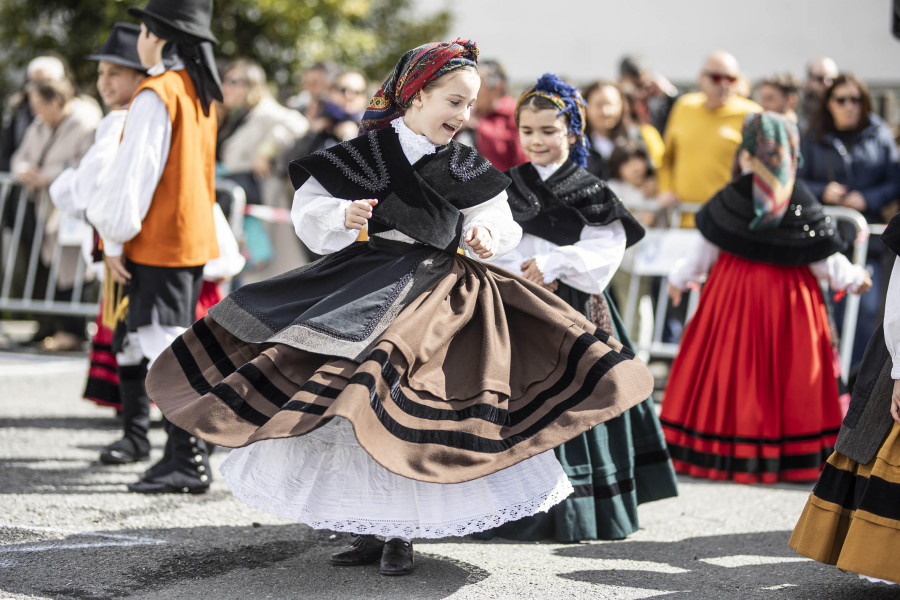 La muiñeira conquista A Laracha con más de 300 bailarines