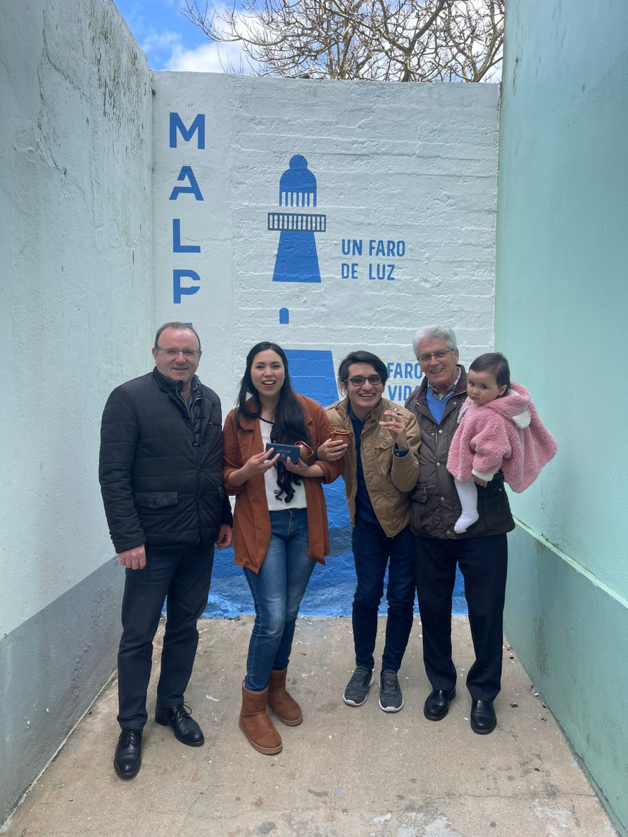 Los artistas colombianos Daniel Josué y Paola Andrea dejan su huella en Malpica con un mural