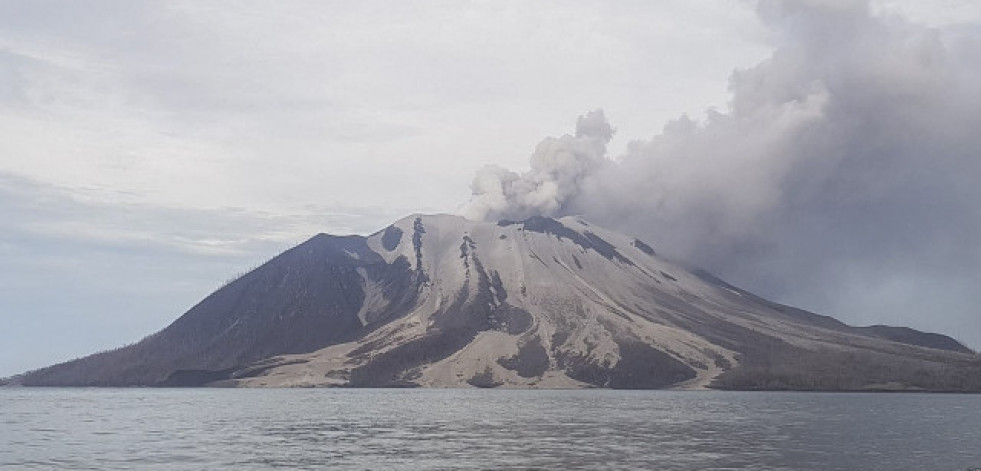 Más de 12.000 evacuados en Indonesia por el temor a un tsunami por la erupción del Ruang
