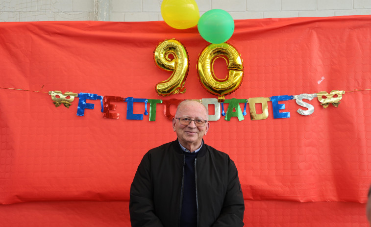 A Laracha se vuelca con el párroco Manuel Mallo en su 90 cumpleaños