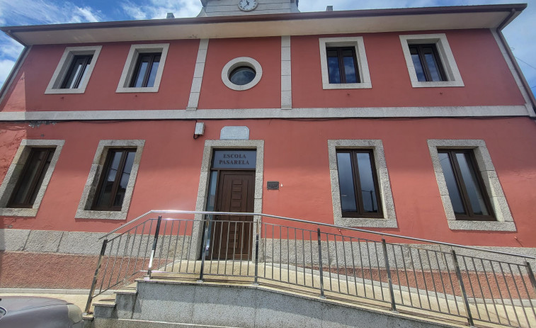 Vimianzo acaba la renovación de la carpintería exterior de la antigua unitaria de Pasarela