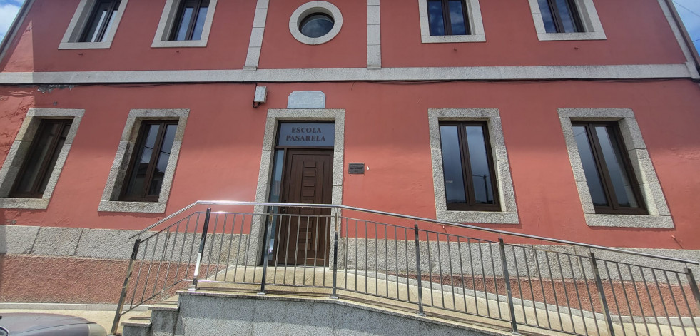 Vimianzo acaba la renovación de la carpintería exterior de la antigua unitaria de Pasarela