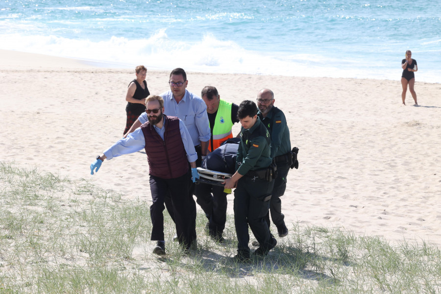 Hallan un cadáver flotando en una playa de Carballo