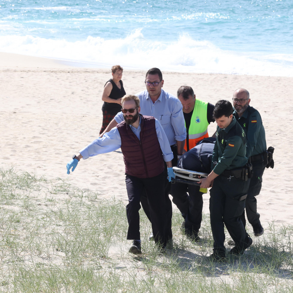 Momento en el que el cuerpo hallado en Carballo es retirado de la playa de Pedra do Sal