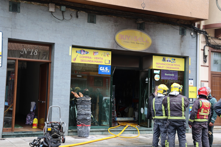 Incendio en una tienda de la calle Poñente de Carballo