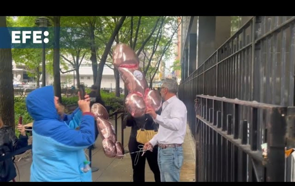 Decenas de globos en forma de pene sobrevuelan la corte donde se juzga a Donald Trump