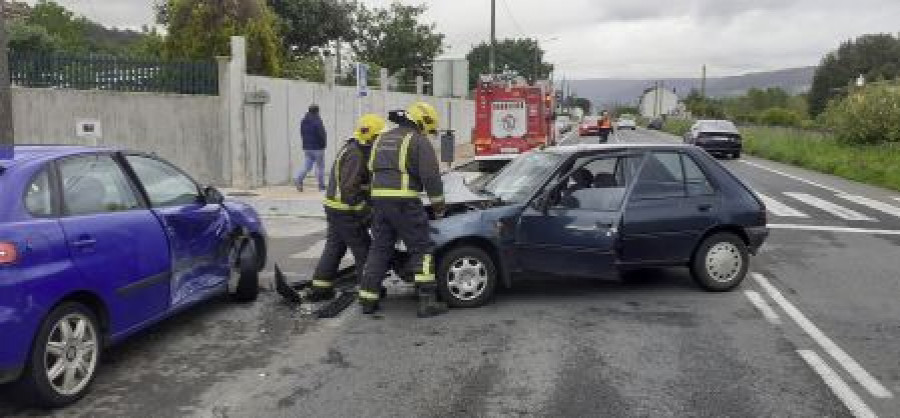 Un conductor resulta herido en una colisión frontolateral al paso de la DP-1914 por Ardaña