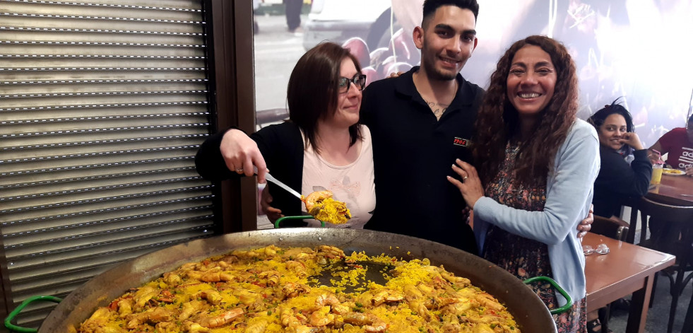 Exitosa paella en la cervecería Suiza de Paiosaco