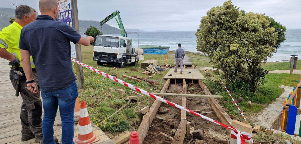 Carballo pone a punto los arenales y contrata a los socorristas para la temporada alta de playas