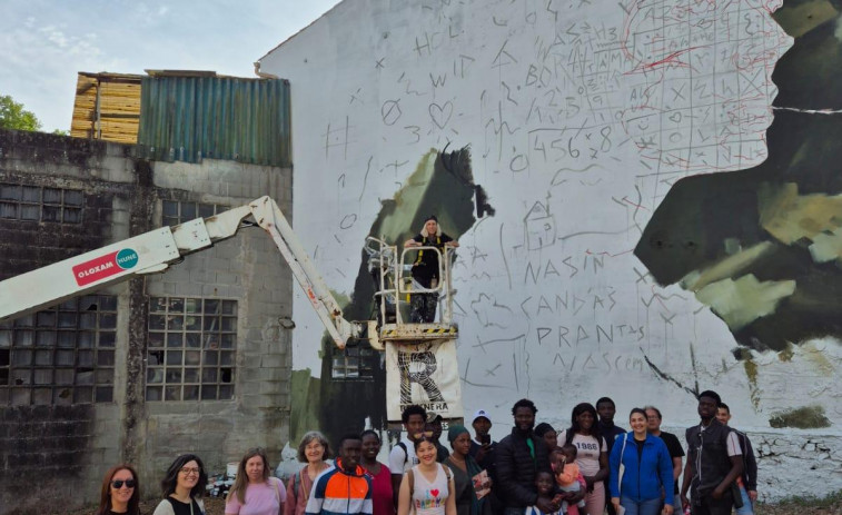 Extranjeros de varios continentes conocen los murales de Carballo