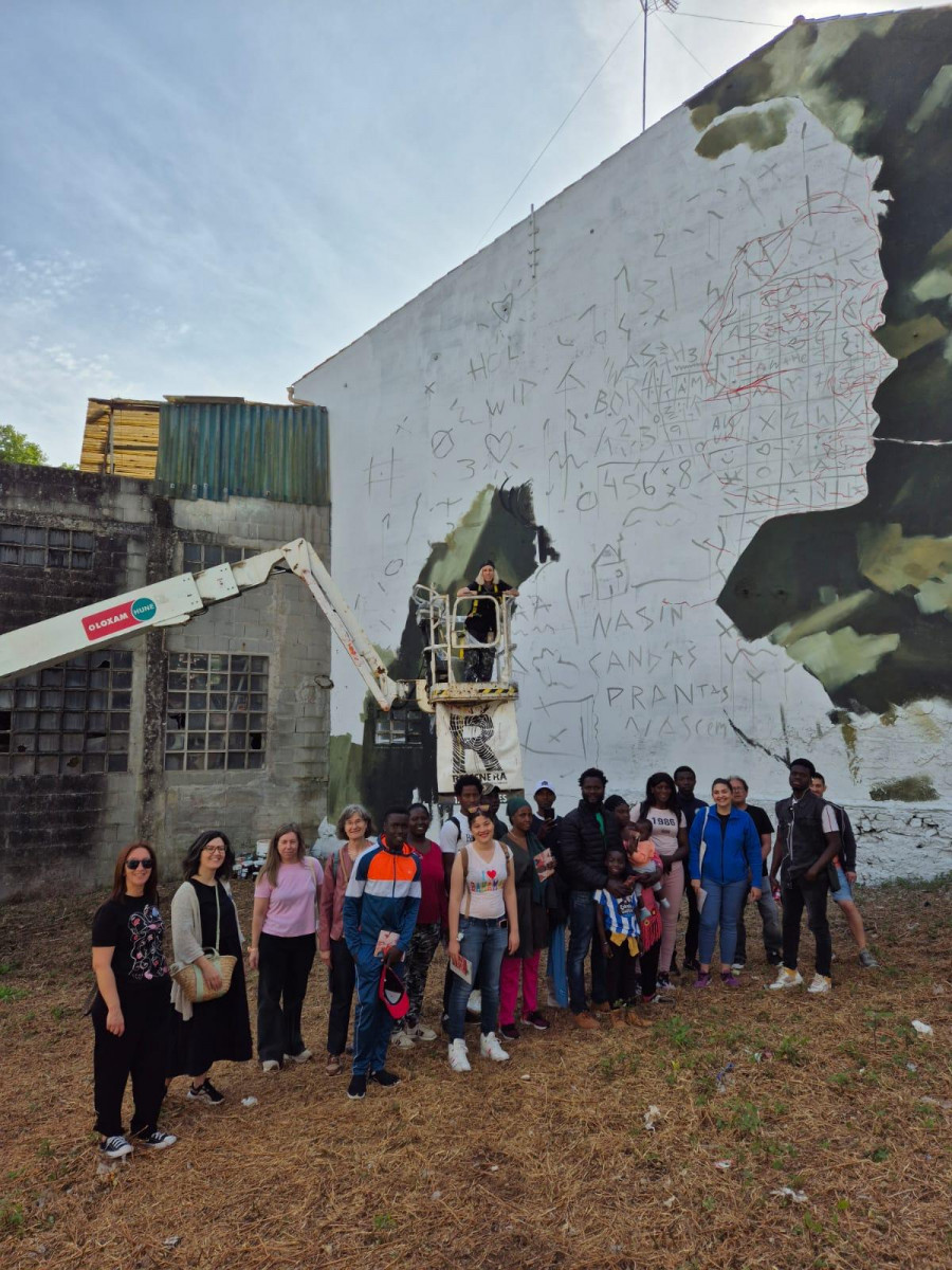 Extranjeros de varios continentes conocen los murales de Carballo