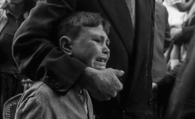 Fallece en Fisterra Juan Jesús Calo, el niño protagonista de la foto de la emigración