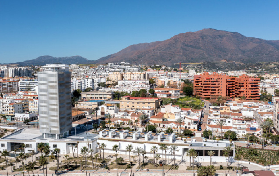 El presidente de una comunidad de vecinos de Estepona se sube el sueldo y supera a Pedro Sánchez