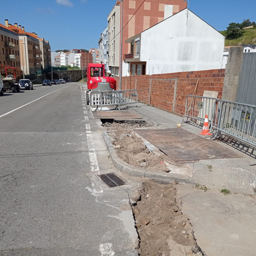Naturgy procede a soterrar el tendido eléctrico en cuatro calles de la localidad de Corme Porto