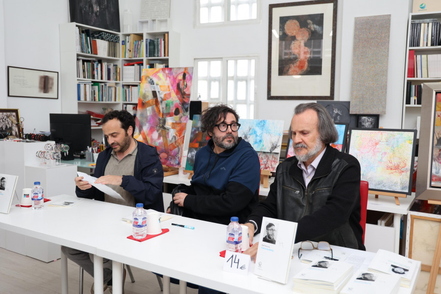 Raúl Herrera presenta en Carballo el libro de poemas “Garza na dorna”