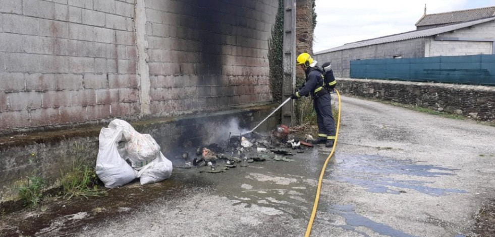 Incendian doce colectores de la basura en Carballo