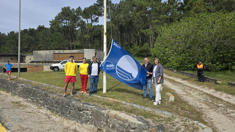 La bandera azul ya ondea en los arenales pontecesanos de Balarés, A Ermida y Osmo